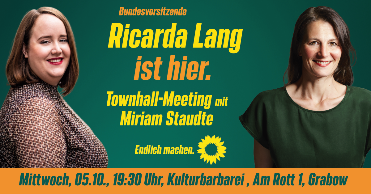 Ricarda Lang (links im Bild) und Miriam Staudte (rechts im Bild) befinden sich vor einem Grünen Hintergrund. In der Bitte steht in gelben Lettern geschrieben: Bundesvorsitzende Ricarda Lang ist hier. Townhall-Meeting mit MIriam Staudte". Darunter steht "Endlich machen." und eine Sonnenblume. Am Bildende befindet sich ein orangener Balken auf dem steht: "Mittoch, 05.10., 19:30 Uhr, Kulturbarbarei, Am Rott 1, Grabow