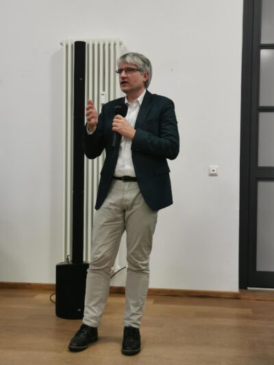 Sven Giegold steht vor einer Musikanlage und redet in ein Mikrofon.