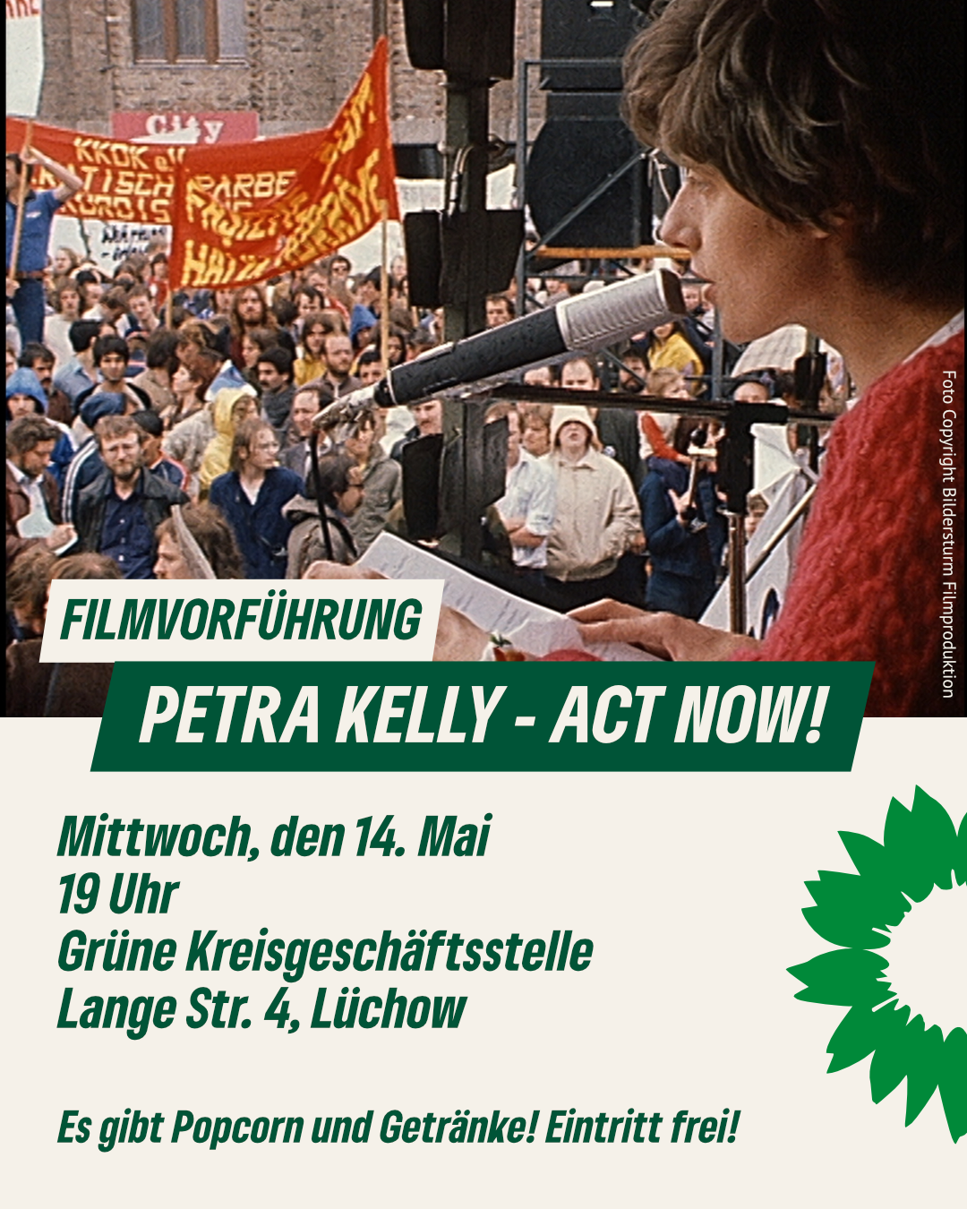 Petra Kelly steht vor einem Mikrofon vor einer großen Demonstration. Darunter steht geschreiben: "Filmvorführung: Petra Kelly - Act now. Mittwoch, den 14. Mai, 19 Uhr; Kreisgeschäftsstelle. Lange Str. 4, Lüchow. Daneben ist eine grüne Sonnenblume illustriert.