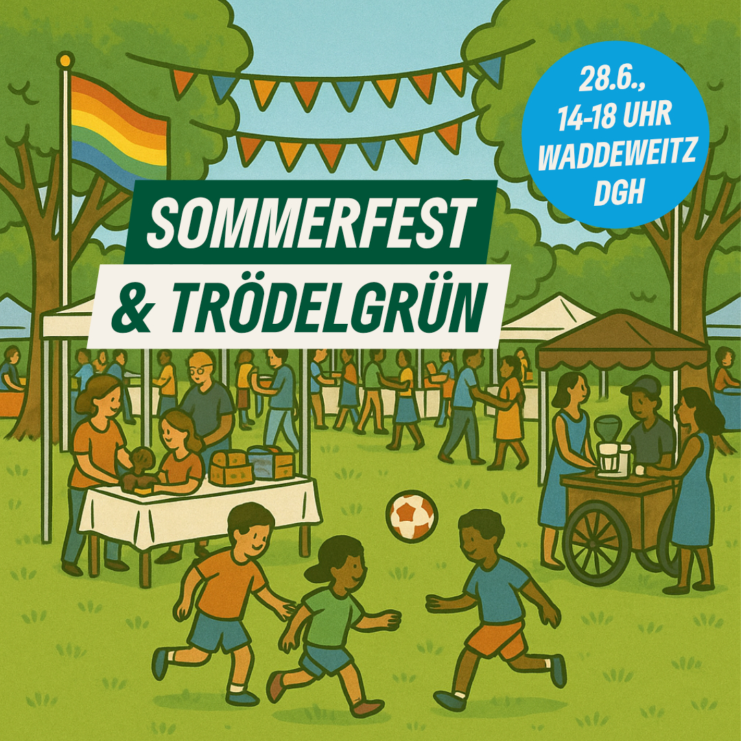 Das Bild ist illustriert. Auf einer Wiese zwischen Bäumen stehen Flohmarktstände und ein Coffeebike. Dazwischen stehen und gegen verschiedene Menschen. In der vorderen Bildmitte spielen Kinder Fußball. Eine Regenbogenfahne und Wimpelketten befinden sich ebenfalls im Bild. Auf dem Bild steht geschrieben: Sommerfest und Trödelgrün - 28.6. 14-18 Uhr Waddeweitz, DGH.